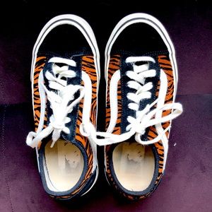 Men’s 5 or Women’s 6.5 - Unisex Vans